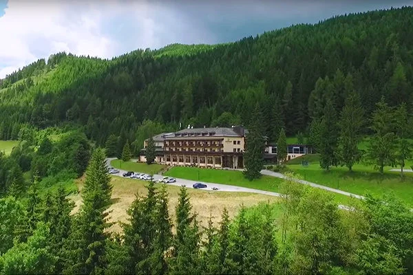 Hotel Alpenhof v horskej krajine pri lese