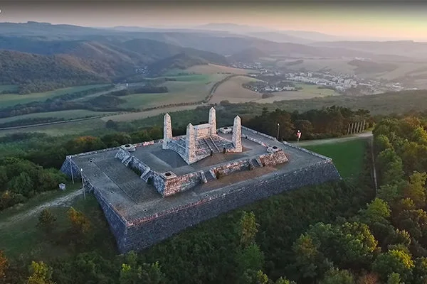 Letecký pohľad na Mohylu M. R. Štefánika na Bradle a okolie