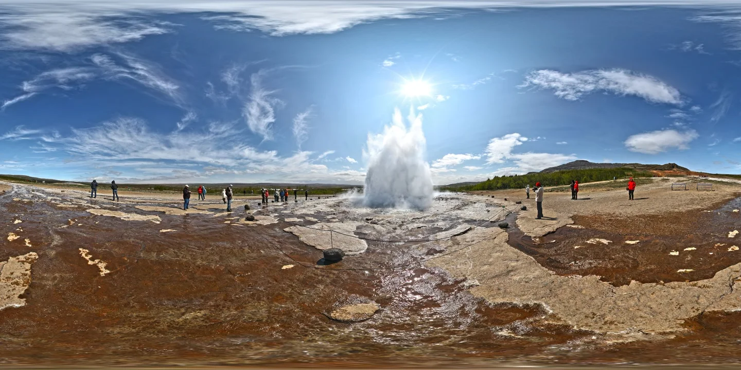 Panoramatický pohľad na vybuchujúci gejzír na Islande