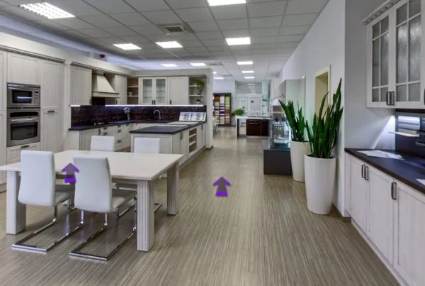 Showroom Trachea s kuchynským pultom, skrinkami a barovými stoličkami