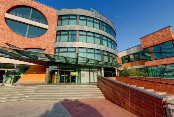 Budova ProCare Medissimo so vstupom do zdravotníckeho zariadenia