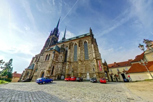 Historická stavba a priľahlý priestor v Brne