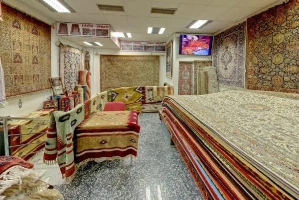 Vzorky kobercov a zariadenie showroomu Interdesign