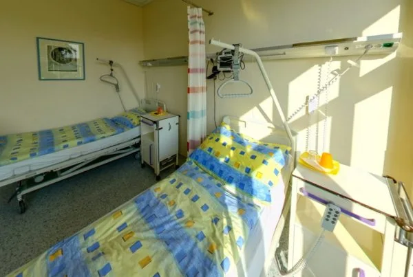 Nemocničná izba Kliniky Dr. Pírka s lôžkami pri okne